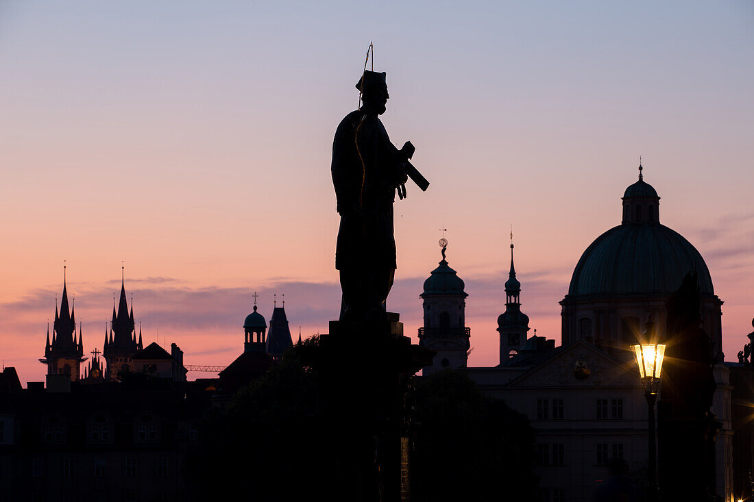  On the Charles Bridge at night, Vltava, Prague Old Town, Prague, Czech Republic, Europe 