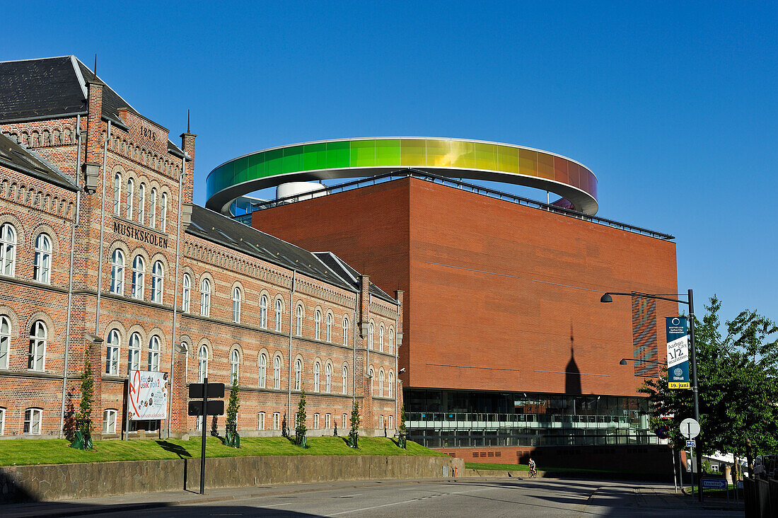 ARoS Aarhus Kunstmuseum mit 'Your rainbow panorama', Skywalk auf dem Dach, Aarhus, Halbinsel Jütland, Dänemark, Nordeuropa