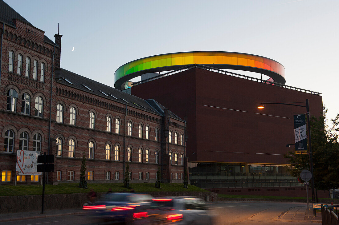 ARoS Aarhus Kunstmuseum mit 'Your rainbow panorama', Skywalk auf dem Dach bei Nacht, Aarhus, Halbinsel Jütland, Dänemark, Nordeuropa