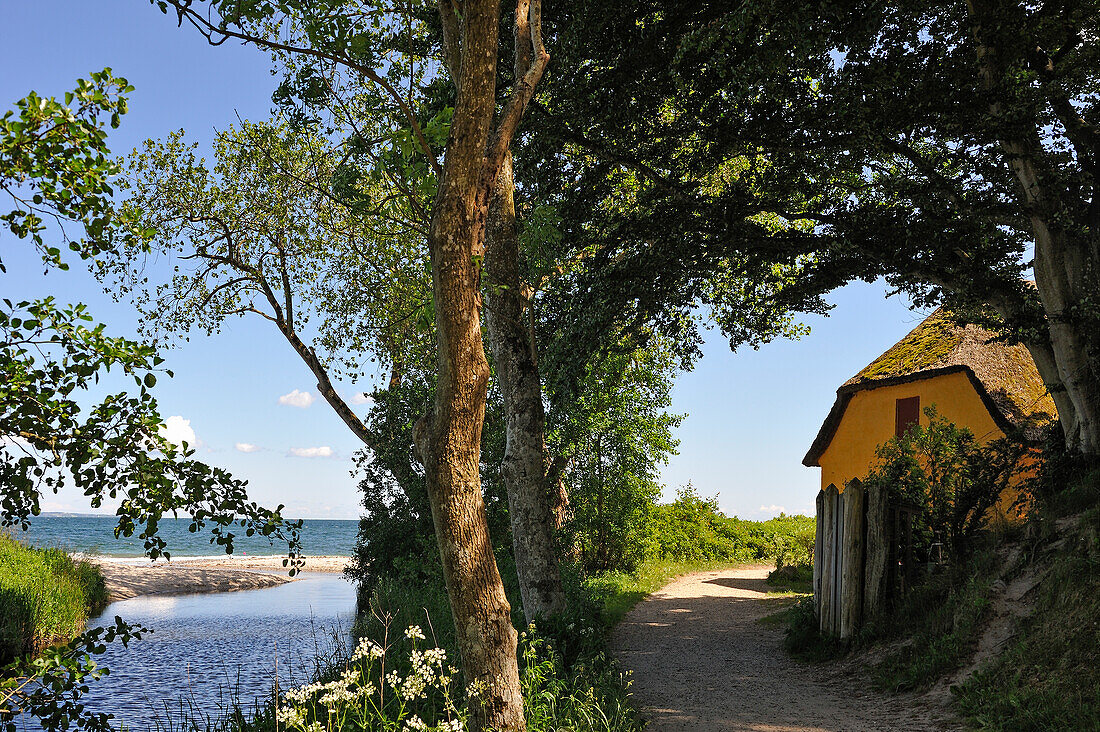 Altes Fischerhaus an der Mündung des Giber A-Bachs neben dem Moesgaard Strand, Aarhus, Halbinsel Jütland, Dänemark, Nordeuropa