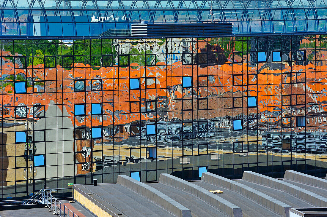 Spiegelung in der Glasfassade des Radisson Blu Scandinavia Hotel, Aarhus, Halbinsel Jütland, Dänemark, Nordeuropa