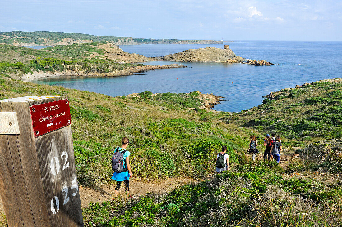 Wanderer auf dem Cami de Cavalls Wanderweg GR 223,  Naturpark s'Albufera des Grau, Nordküste, Insel Menorca, Balearen, Spanien, Europa