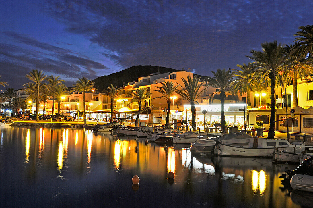 Stimmungsvolle Uferpromenade und Hafen bei Nacht, Dorf Fornells, Insel Menorca, Balearen, Spanien, Europa