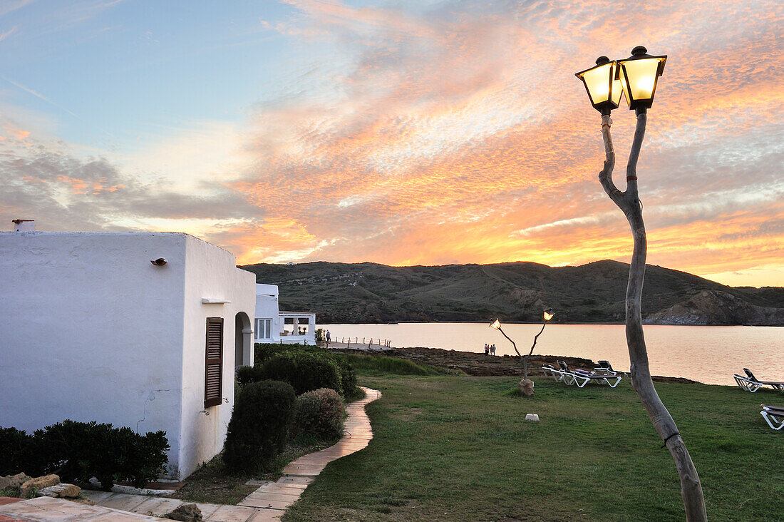 Ferienhäuser am Strand Platges de Fornells bei Sonnenuntergang, Badeort Platges de Fornells, Insel Menorca, Balearen, Spanien, Europa