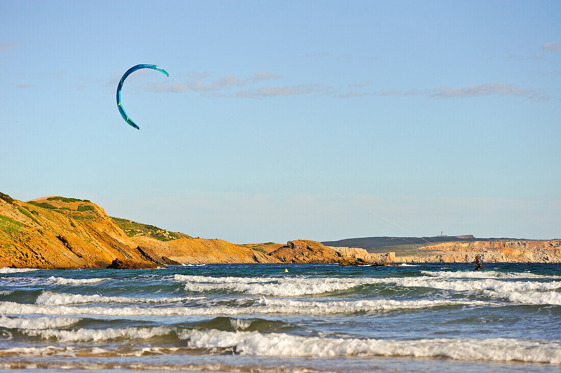 Kitesurfer in der Bucht Cala Tirant, Strand Platges de Fornells, Badeort, Insel Menorca, Balearen, Spanien, Europa