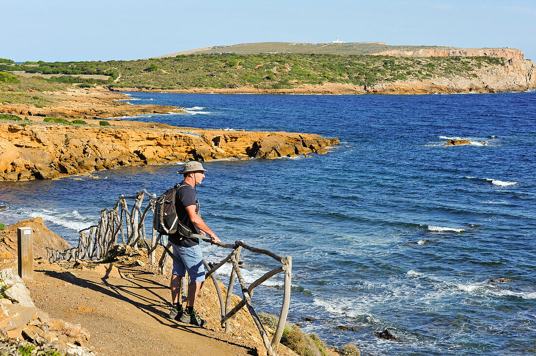 Wanderer auf dem Cami de Cavalls Wanderweg GR 223, in der Nähe von Punta Negra an der Nordküste, Insel Menorca, Balearen, Spanien, Europa