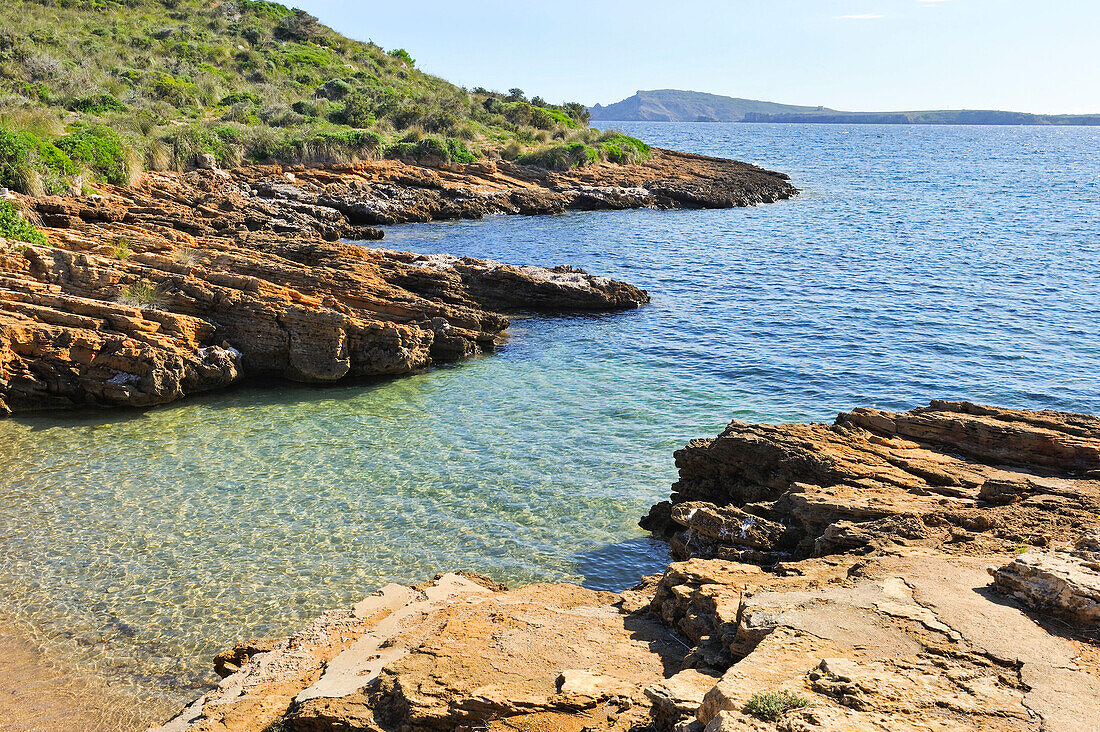 Felsbuchten in der Nähe von Punta Negra an der Nordküste, Insel Menorca, Balearen, Spanien, Europa