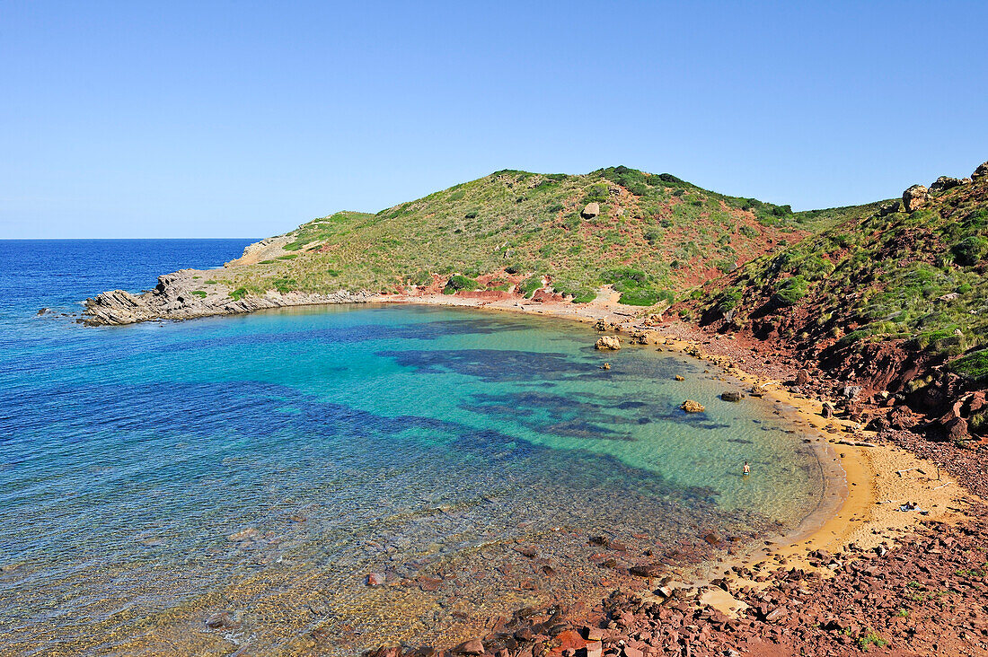 Blick auf Bucht Cala Roja, Kap Cavalleria an der Nordküste, Insel Menorca, Balearen, Spanien, Europa