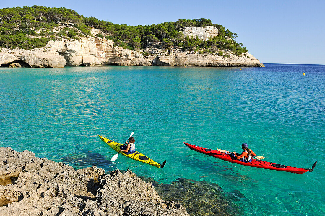 Kajaks in der glasklaren Bucht Cala Mitjana, Nähe Cala Galdana, Südküste von Insel Menorca, Balearen, Spanien, Europa