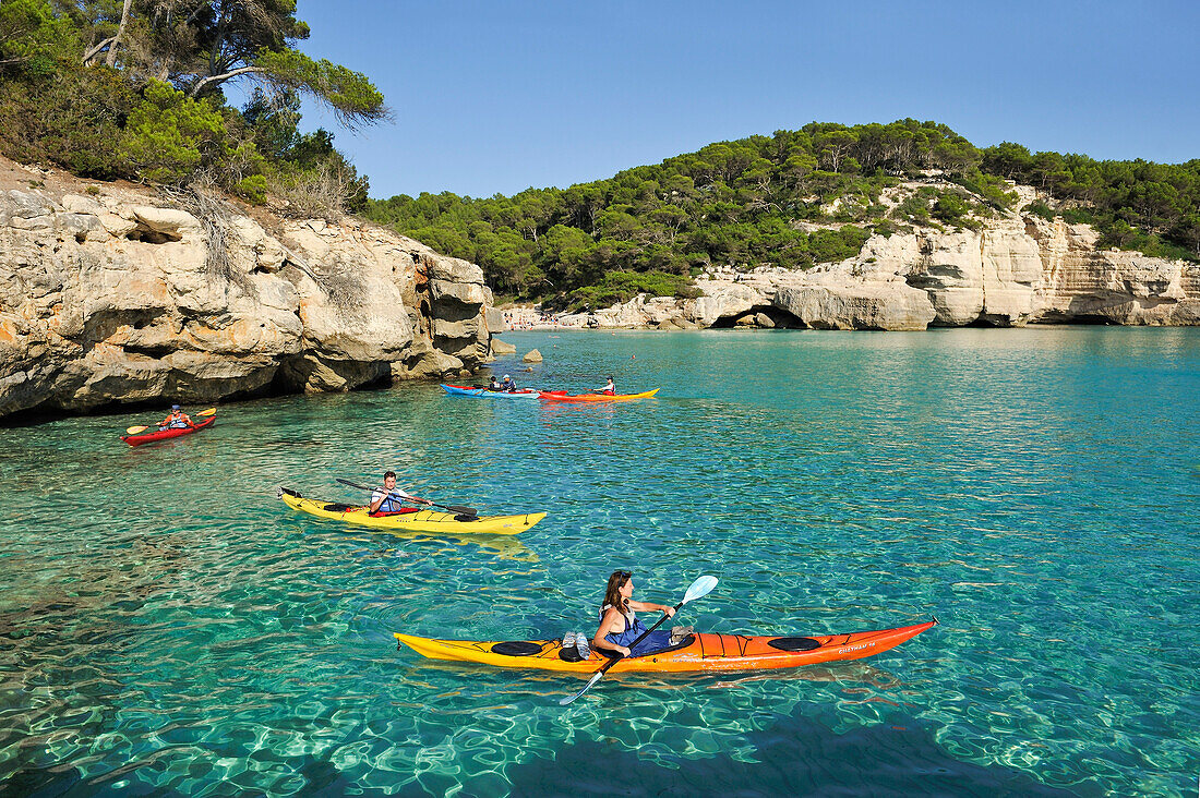 Kajak in der Bucht Cala Mitjana, Nähe Cala Galdana, Südküste von Insel Menorca, Balearen, Spanien, Europa