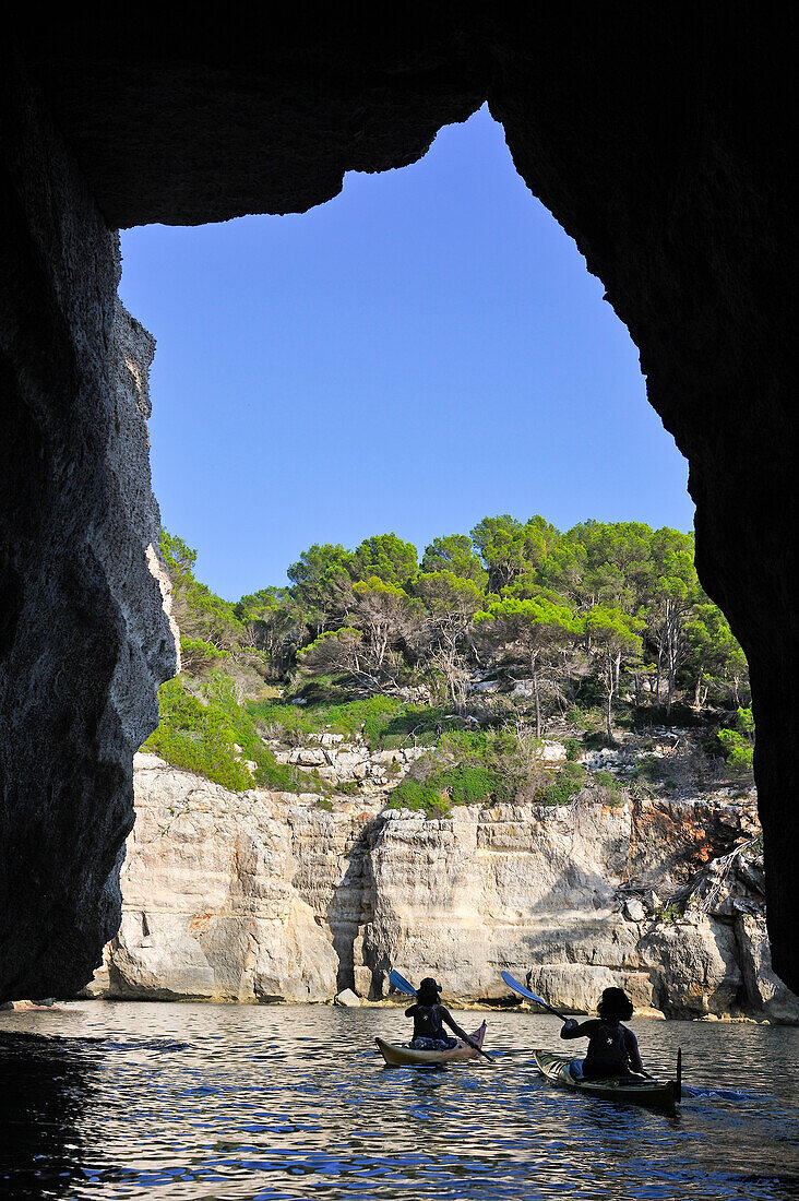 Kajak unter der N'Aleix-Brücke, Felsenbogen bei Cala Galdana, Südküste, Insel Menorca, Balearen, Spanien, Europa