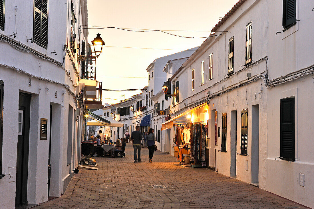 Carrer Major (Grande Rue), Village de Fornells, Minorque, archipel des Baleares, Espagne, Europe //Carrer Major (high street), village of Fornells, Menorca, Balearic Islands, Spain, Europe