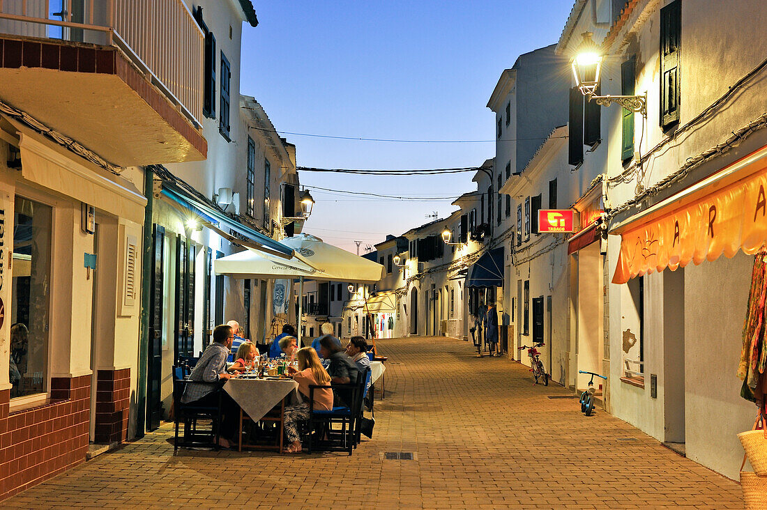 Gasse Carrer Major (Hauptstraße) am Abend, Dorf Fornells, Insel Menorca, Balearen, Spanien, Europa