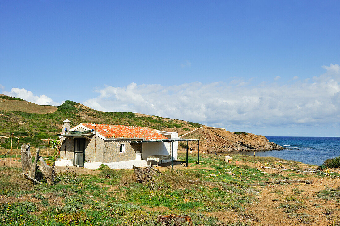 Fischerhaus in der Bucht Cala Mica in der Nähe von Kap Cavalleria, Nordküste, Insel Menorca, Balearen, Spanien, Europa