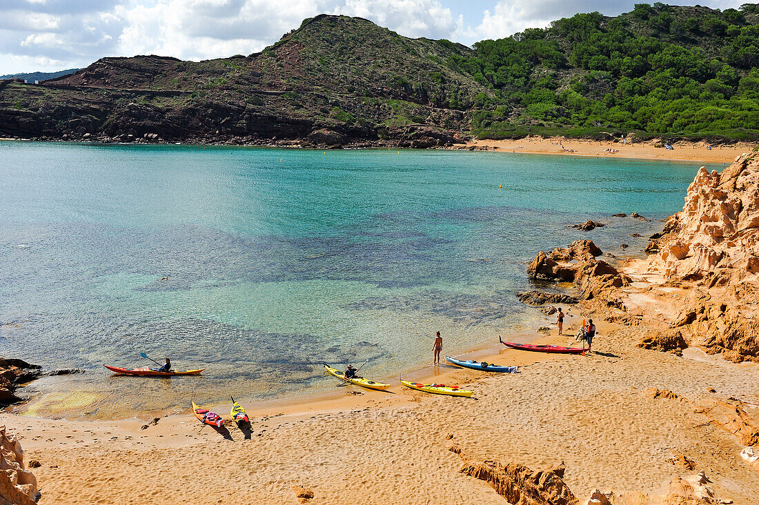 Kajaks in der Bucht Cala Pregonda in der Nähe von Kap Cavalleria an der Nordküste, Insel Menorca, Balearen, Spanien, Europa