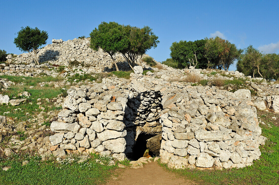 Südlicher Teil der Ausgrabungsstätte Torre d'en Galmes, Talayotische Stätte, bei Alaior, Insel Menorca, Balearen, Spanien, Europa