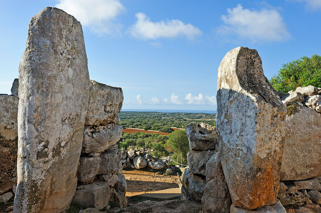 Südlicher Teil der Ausgrabungsstätte Torre d'en Galmes, Talayotische Stätte, bei Alaior, Insel Menorca, Balearen, Spanien, Europa