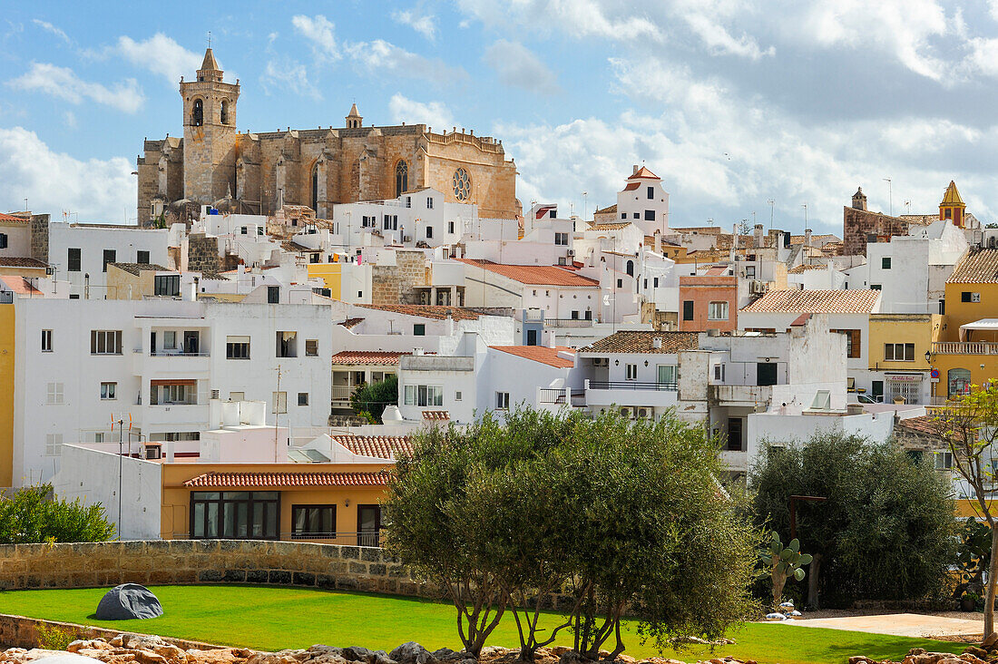 Blick auf Altstadt mit Kathedrale, Ciutadella de Menorca, Insel Menorca, Balearen, Spanien, Europa