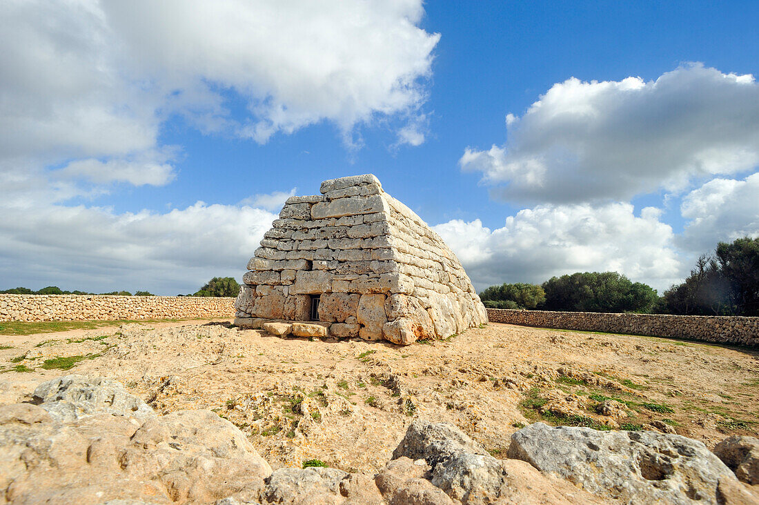 Grabanlage Naveta des Tudons, megalithisches Kammergrab Ciutadella, Insel Menorca, Balearen, Spanien, Europa