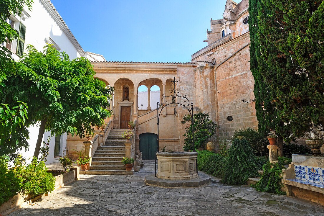 Innenhof neben der Kathedrale, Ciutadella de Menorca, Insel Menorca, Balearen, Spanien, Europa