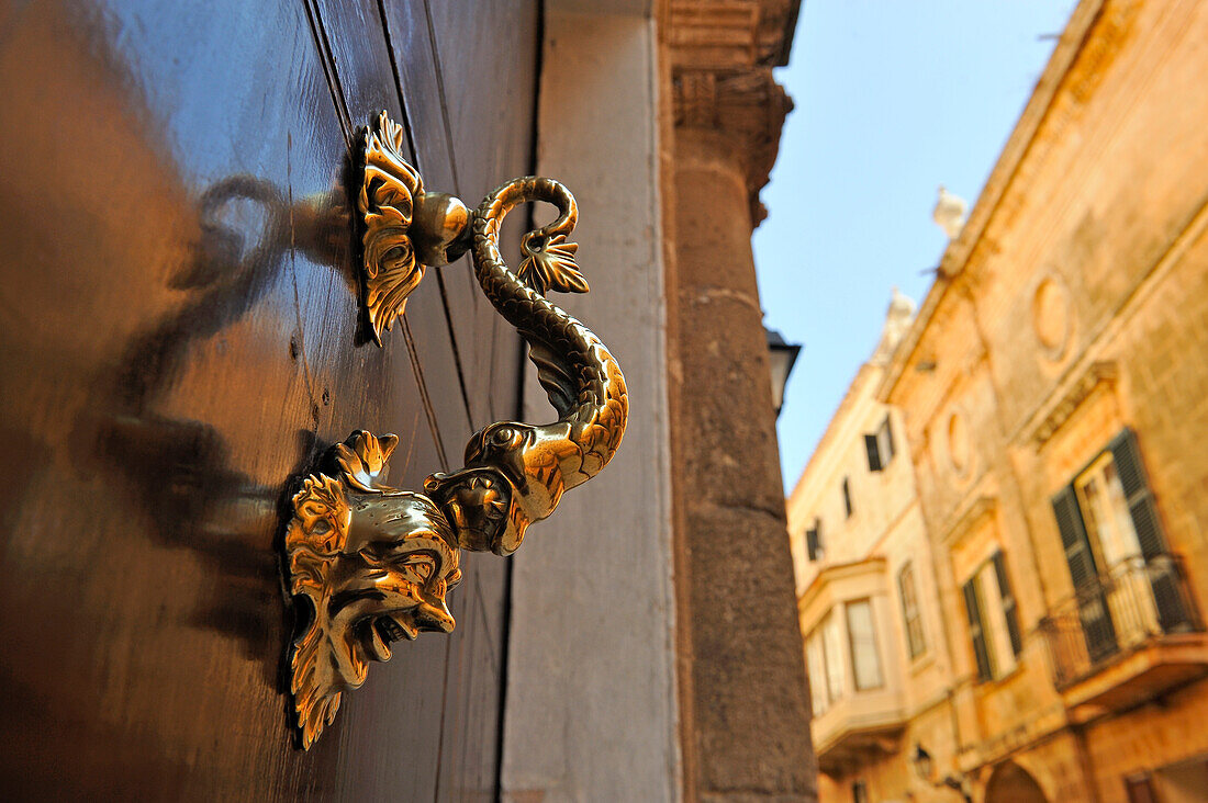 Türklopfer an einer Seitentür des Torresaura-Palastes in der Calle Major Des Born, Ciutadella de Menorca, Insel Menorca, Balearen, Spanien, Europa