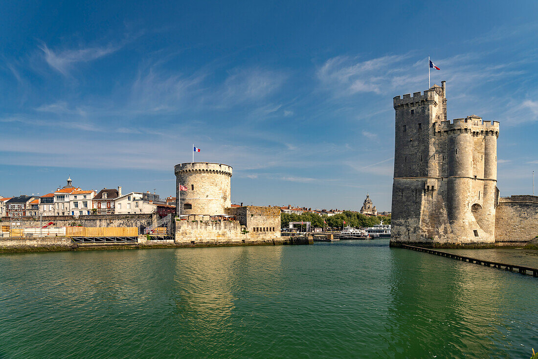  Harbor entrance to the old harbor Vieux Port with the medieval towers Tour St.-Nicolas and Tour de la Chaine, La Rochelle, France, Europe 