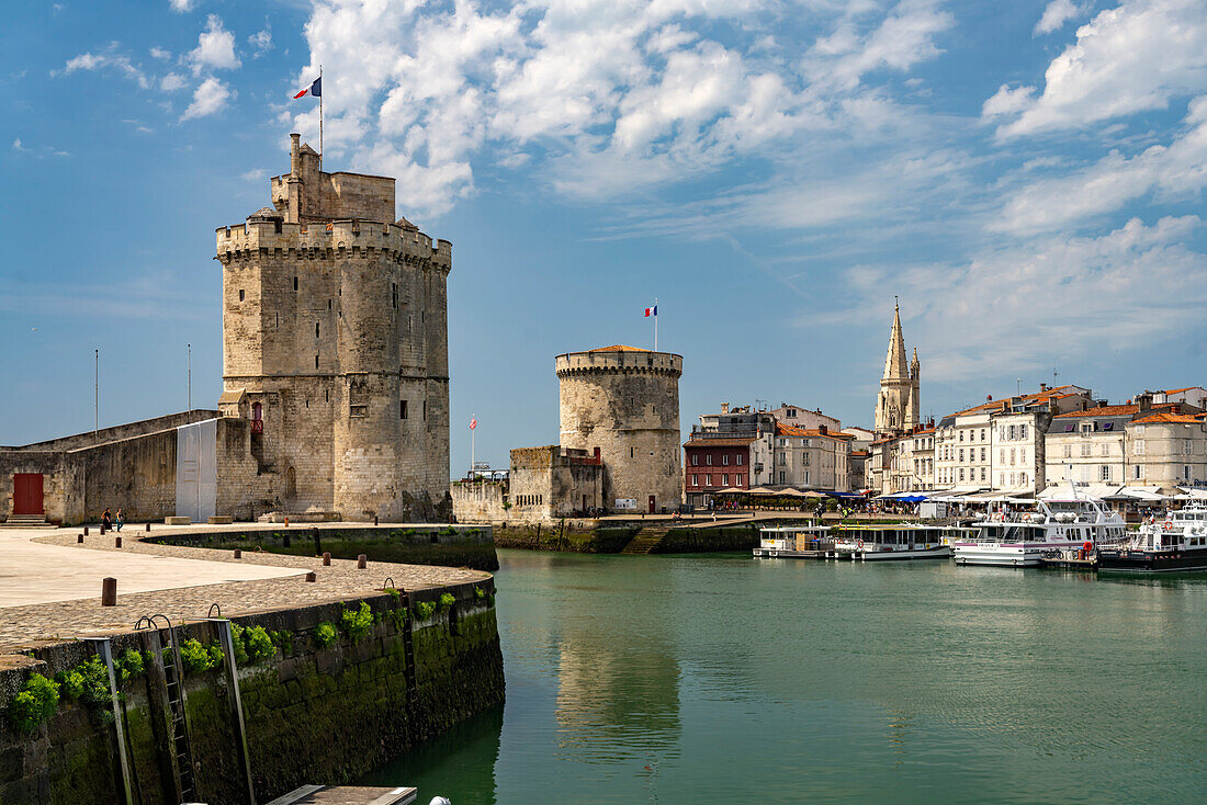  Harbor entrance to the old harbor Vieux Port with the medieval towers Tour St.-Nicolas, Tour de la Lanterne and Tour de la Chaine, La Rochelle, France, Europe 