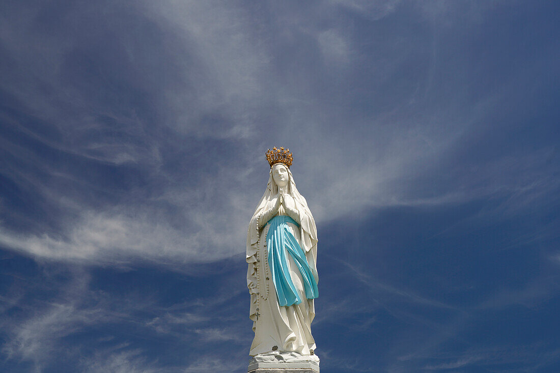  Statue of the Crowned Madonna of Our Lady of Lourdes on the Rosary Square in the Marian pilgrimage site of Lourdes, Pyrenees, France, Europe 