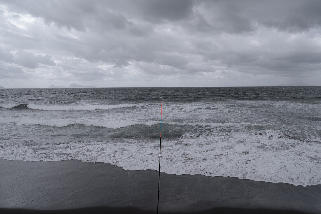 Stimmungsvoller Meerblick bei Wind und Regenwetter, Kampanien, Italien, Europa