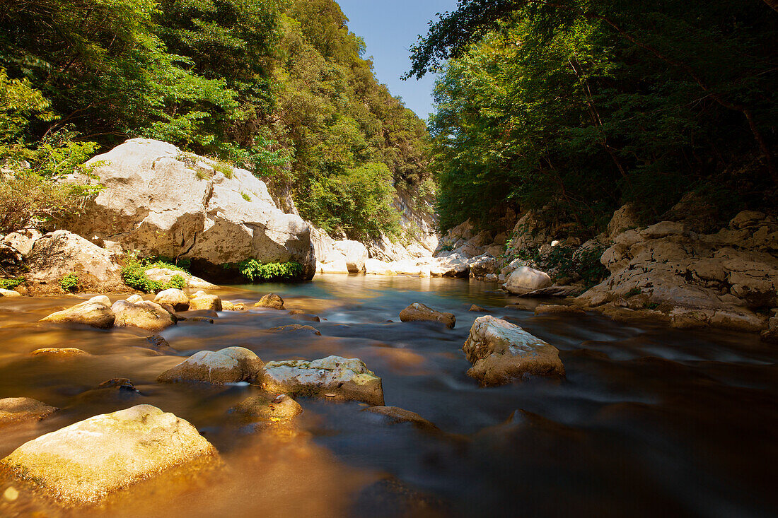 sonnenbeschienener Fluss mit Felsen und Vegetation, Kampanien, Italien, Europa