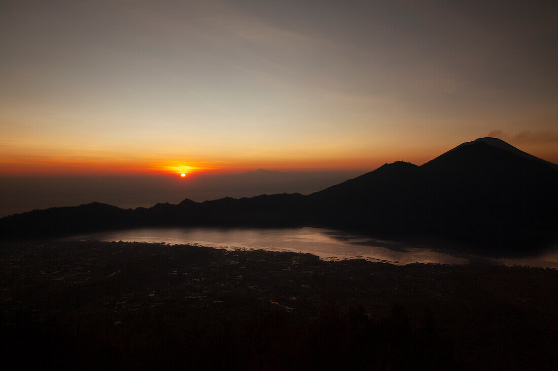 herrliche Aussicht auf den Mont Batur bei Sonnenuntergang, Indonesien, Asien