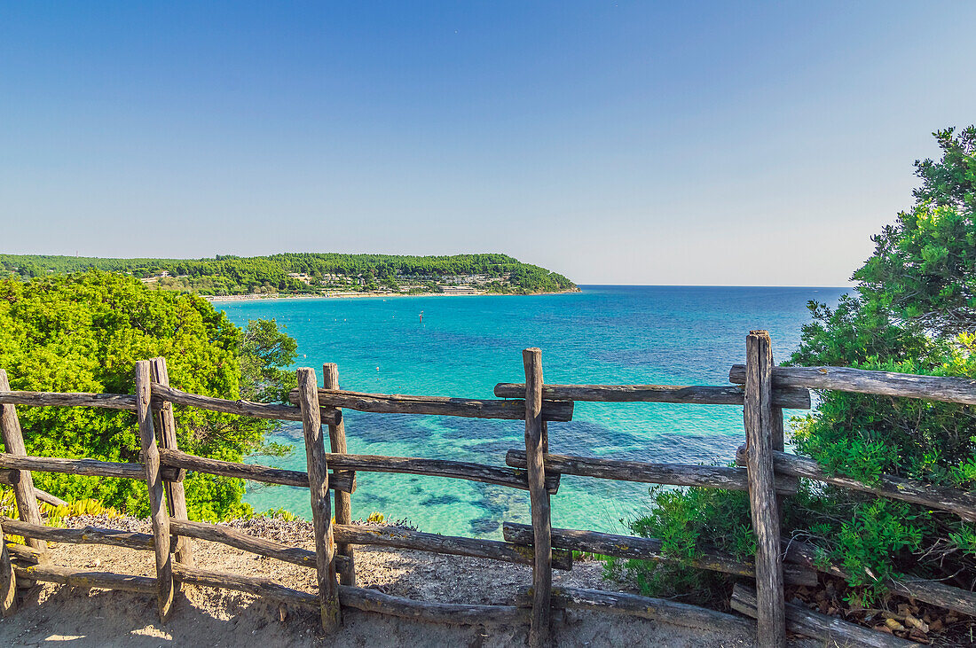 Aussicht auf das azurblaue Meer am Kap Sani, bei Nea Fokea, Gemeinde Kassandra, Chalkidiki, Ägäisches Meer, Griechenland