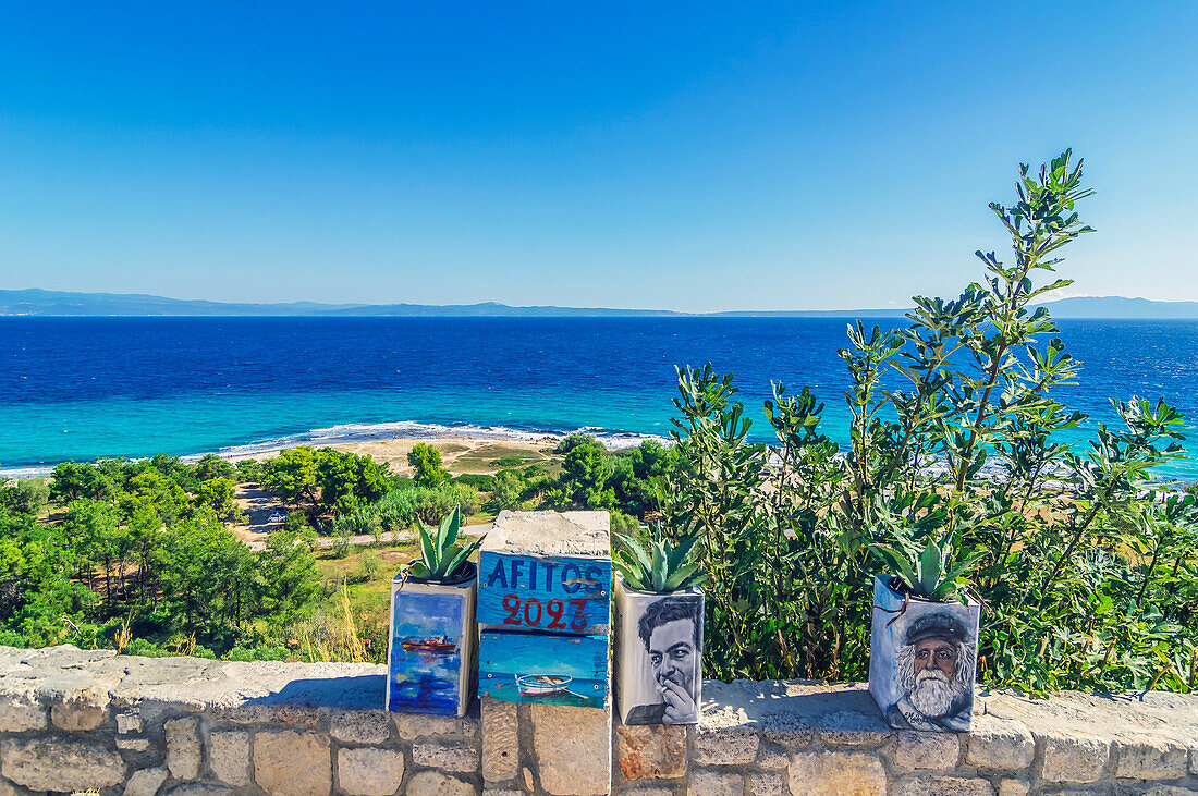 Aussichtspunkt auf den Strand, Afitos, zwischen Nea Fokea und Kallithea, Gemeinde Kassandra, Chalkidiki, Ägäisches Meer, Griechenland