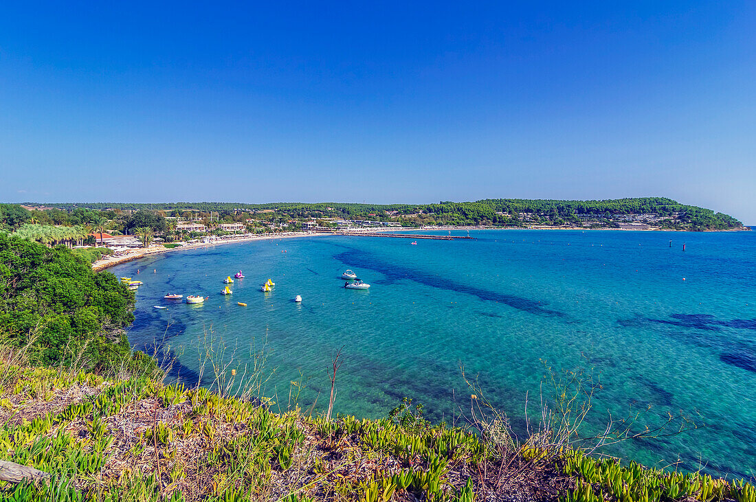 Malerische Aussicht auf das azurblaue Meer am Kap Sani, bei Nea Fokea, Gemeinde Kassandra, Chalkidiki, Ägäisches Meer, Griechenland