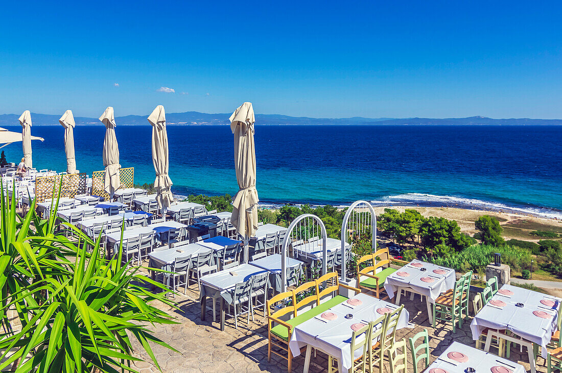 Restaurant am Strand von Afitos, zwischen Nea Fokea und Kallithea, Gemeinde Kassandra, Chalkidiki, Ägäisches Meer, Griechenland