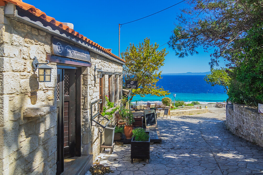 Restaurant am Strand von Afitos, zwischen Nea Fokea und Kallithea, Gemeinde Kassandra, Chalkidiki, Ägäisches Meer, Griechenland