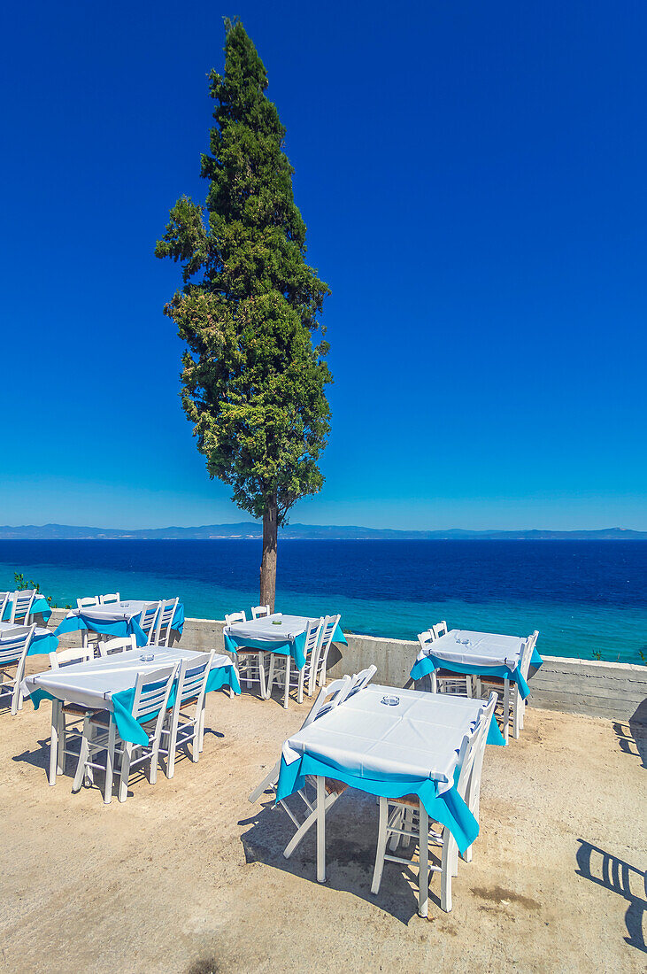 Restaurant am Strand von Afitos, zwischen Nea Fokea und Kallithea, Gemeinde Kassandra, Chalkidiki, Ägäisches Meer, Griechenland