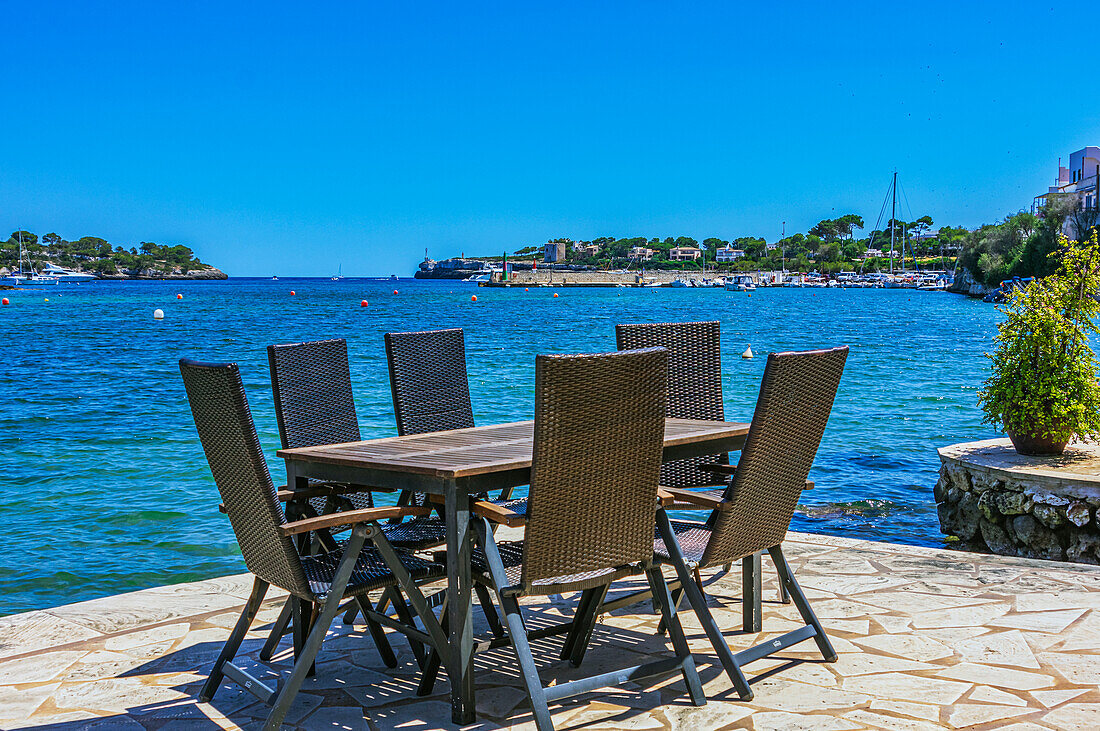 Restauranttisch am Strand, Portopetro, Gemeindegebiet  Santanyí, Südostküste, Mallorca, Balearen, Spanien