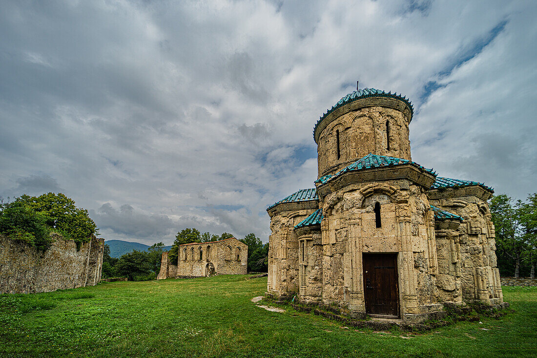 Kirche in den Ruinen der Festungsstadt Kwetera im Kaukasusgebirge, Kachetien, Georgien, Vorderasien