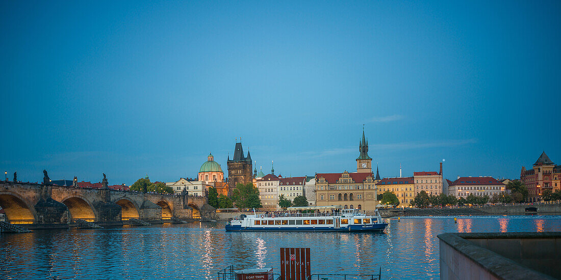  View over the Vltava to the Charles Bridge and the Old Town of Prague, Old Town, Prague, Czech Republic, Europe 