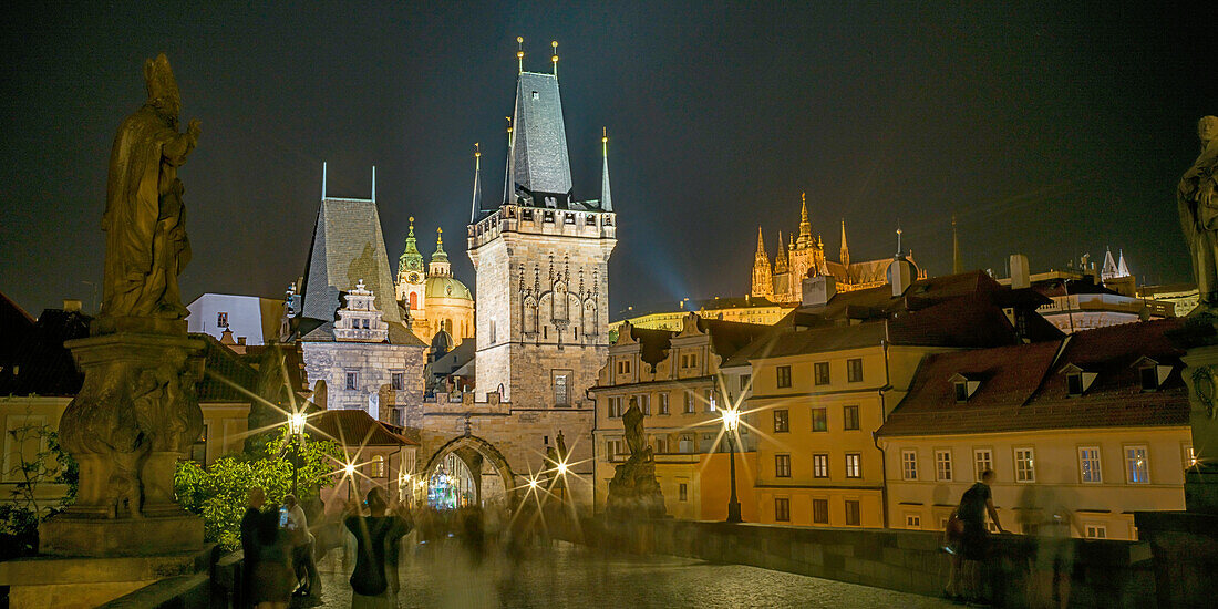  Charles Bridge at night, Lesser Town Bridge Tower, Hradcany, Lesser Town, Old Town of Prague, Prague, Czech Republic, Europe 