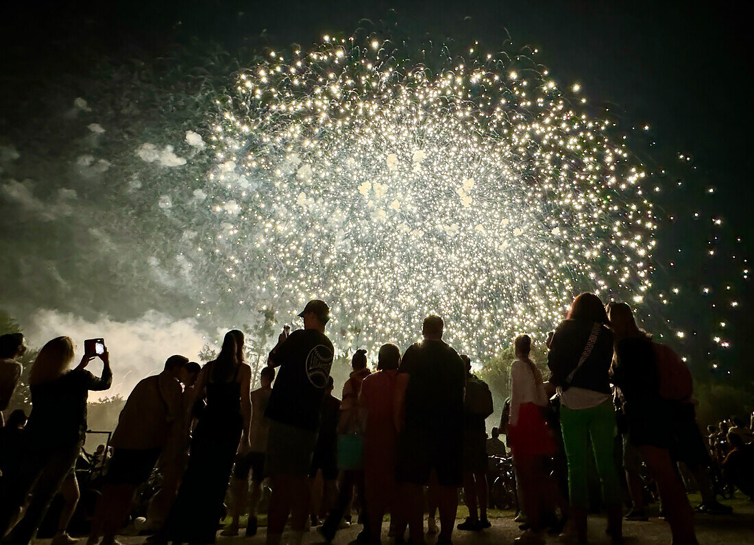 Das 'Sommernachtstraum-Festival', Feuerwerk im Olympiapark, München, Bayern, Deutschland