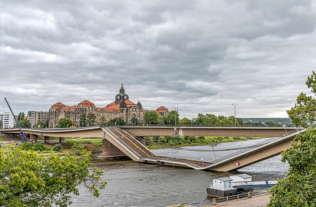 Einsturz der Carolabrücke über die Elbe im September 2024, Dresden, Sachsen, Deutschland