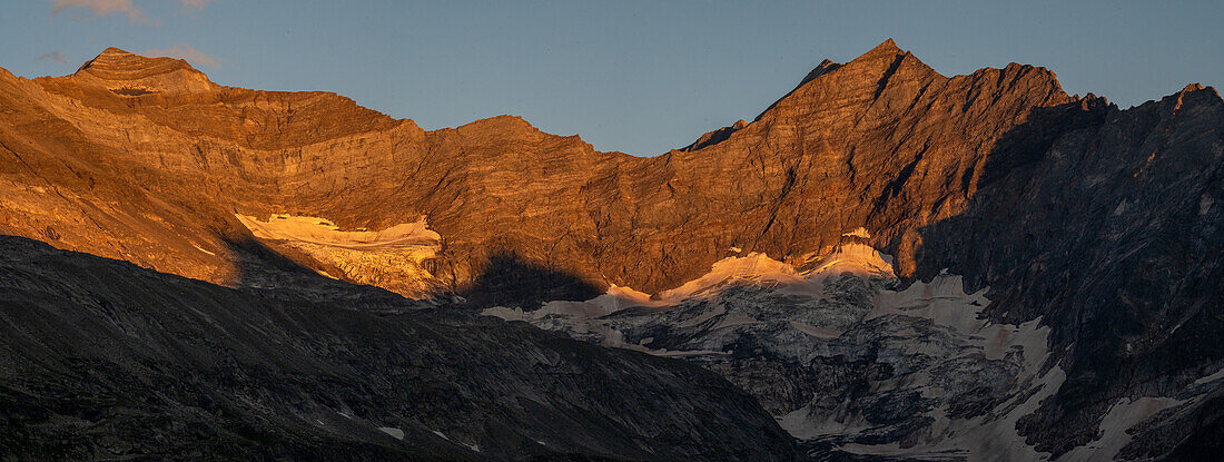  Mountain panorama with Ödenwinkelkees, Hoher Riffl, Johannisberg and Eiskögele - Hohe Tauern National Park 