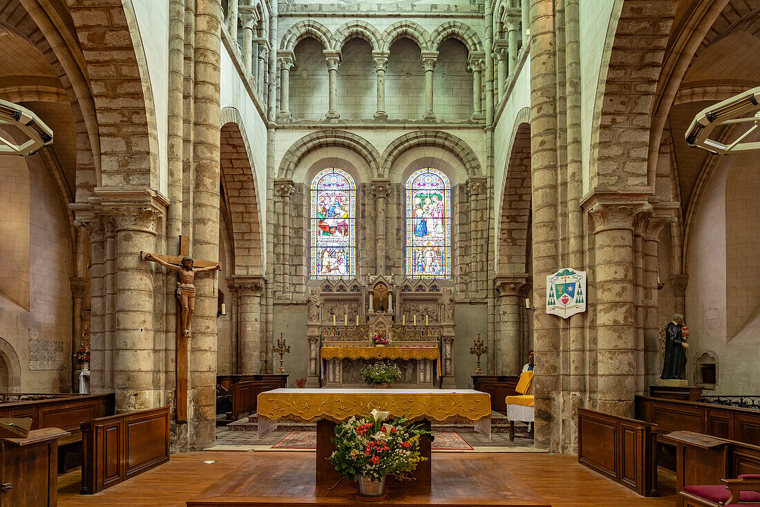 Innenraum der Kirche Notre-Dame in Bonneval, Centre-Val de Loire, Frankreich, Europa