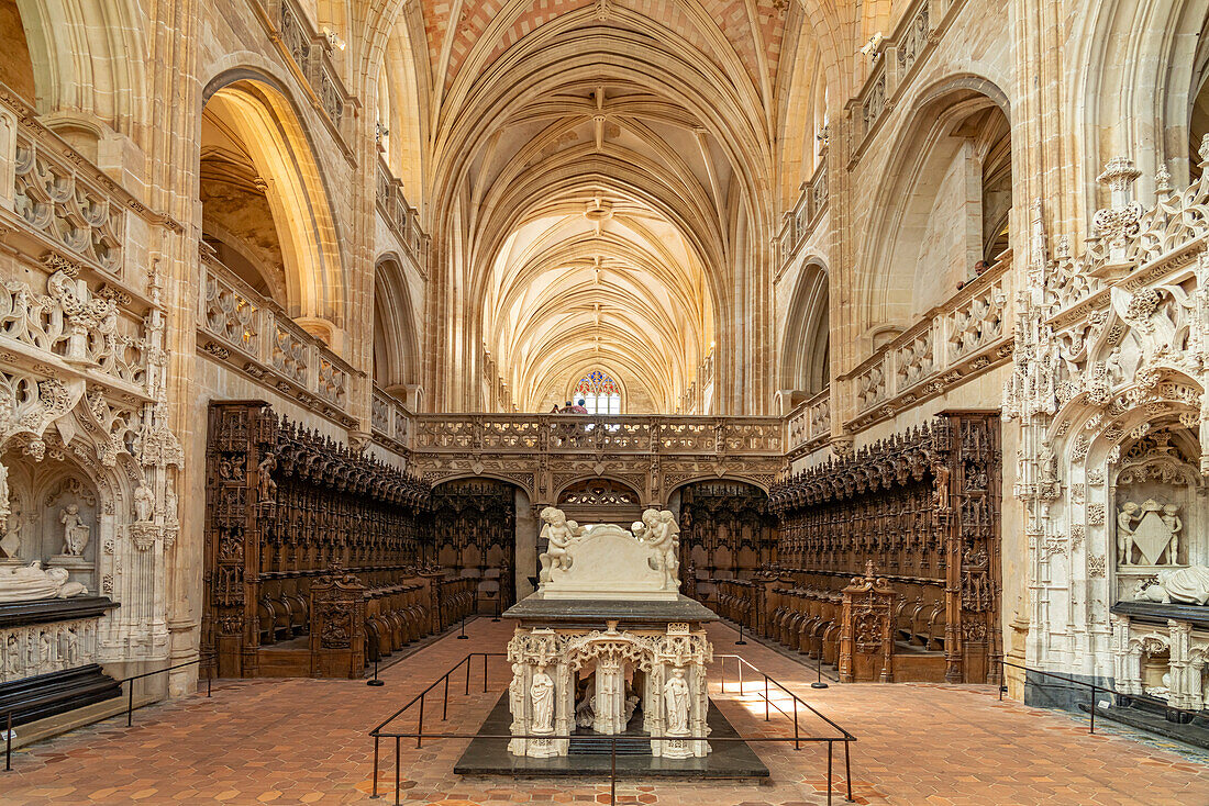 Innenraum der Klosterkirche des Königlichen Kloster Brou mit dem Grabmal Philiberts des Schönen in Bourg-en-Bresse, Frankreich, Europa