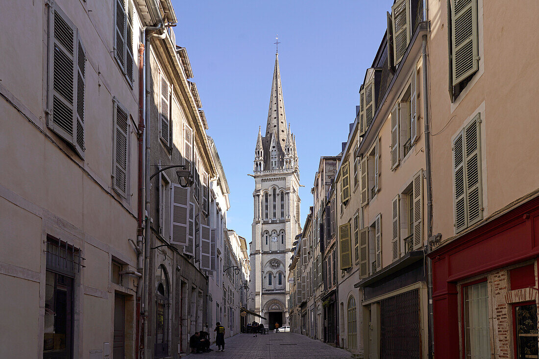  Old town and the church of Saint-Martin in Pau, Pyrenees, France, Europe 