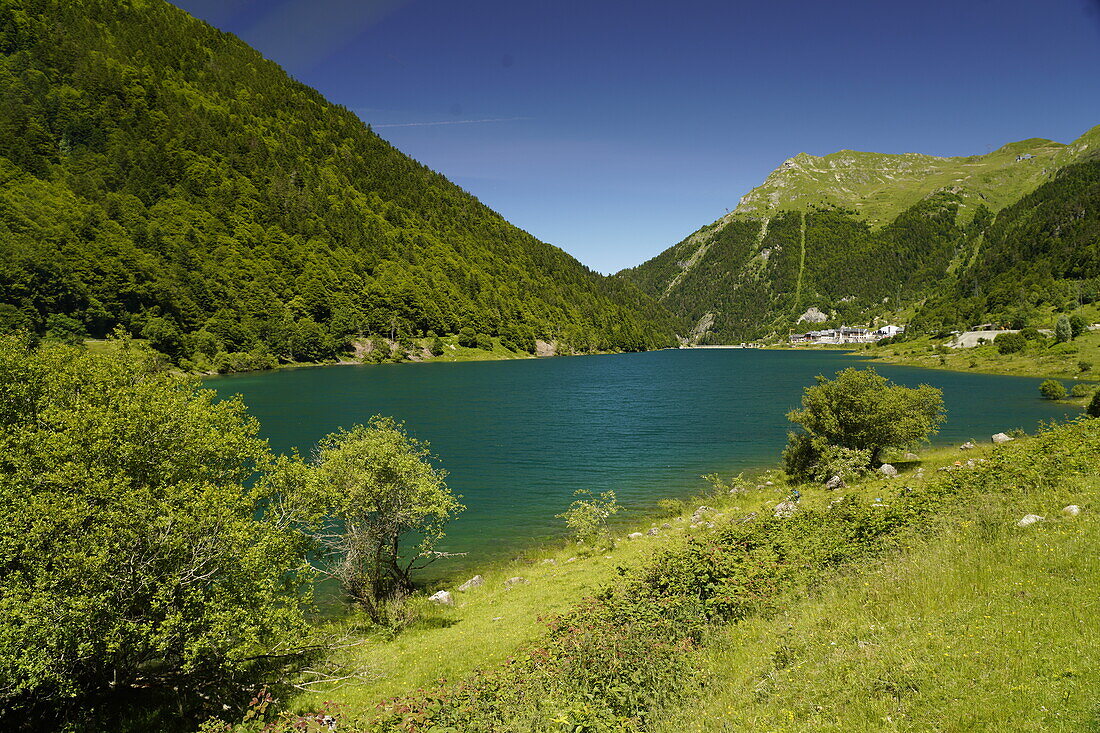  The Lac de Fabrèges near Laruns, Pyrénées-Atlantiques, France, Europe 