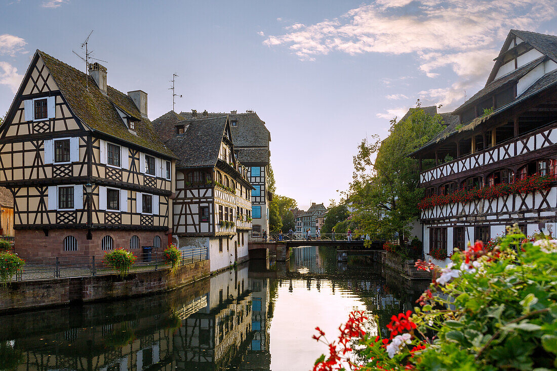 Quai de la Petite France mit Maison des Tanneurs an der l'Ill in Strasbourg im Département Bas-Rhin in der Region Grand Est im Elsass (Alsace) in Frankreich