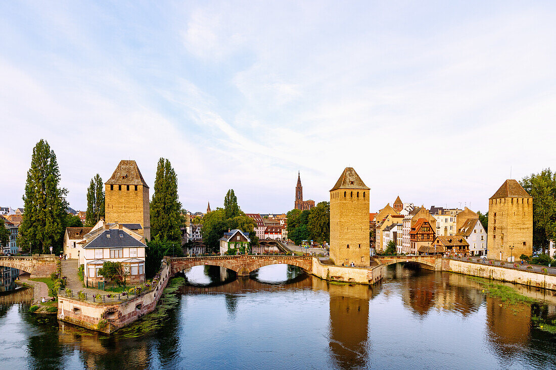 Blick auf Ponts Couverts und Straßburger Münster (Münster zu Strasbourg, Liebfrauenmünster, La Cathedrale Notre-Dame) von Barrage Vauban in Strasbourg im Département Bas-Rhin in der Region Grand Est im Elsass (Alsace) in Frankreich